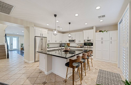 Spring Valley House | Luxurious Summerlin S. 6BR/4BA Chef Kitchen, Saltwater Pool/Jacuzzi, w/Cleaner