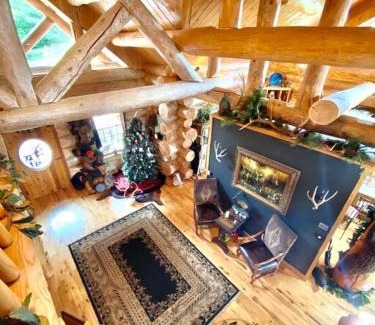 Butler House | LUXURIOUS TN Mtn Lodge- Sleeps 22+, Hiking & Lake