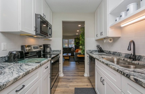 Lexington Condo | Luxurious Townhome, Peace of Nature, King bed, Extended Stay