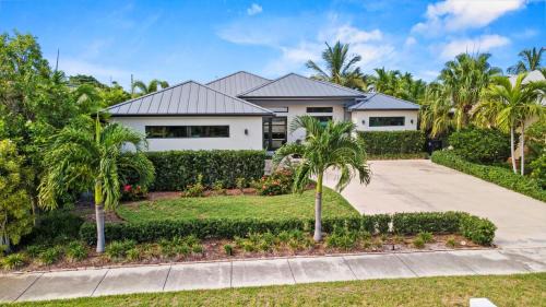 Fort Pierce House | Luxurious & tropical 3-Bedroom coastal pool home