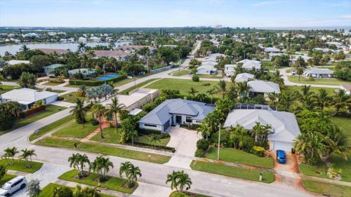 Fort Pierce House | Luxurious & tropical 3-Bedroom coastal pool home
