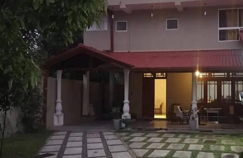 Kamburugamuwa House | Luxurious Twin Comfort at Hotel Kuma's