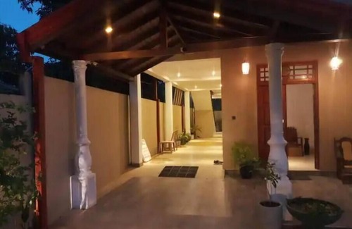 Kamburugamuwa House | Luxurious Twin Comfort at Hotel Kuma's