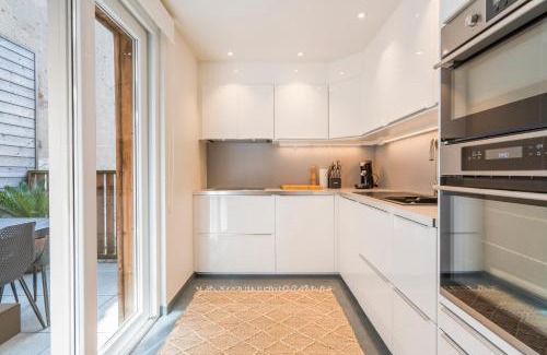 Vogelzang House | Luxurious, updated, warm & stunning Home terraces