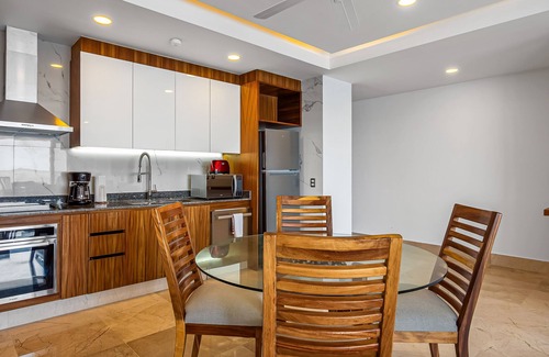Mismaloya Apartment | Luxurious upscale condo w/wraparound oceanfront view & shared pool