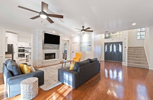 North Richland Hills House | Luxurious 5 Bedroom Retreat with Pool!