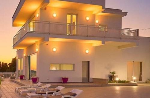 Favara Villa | Luxurious Villa in Favara + Pool
