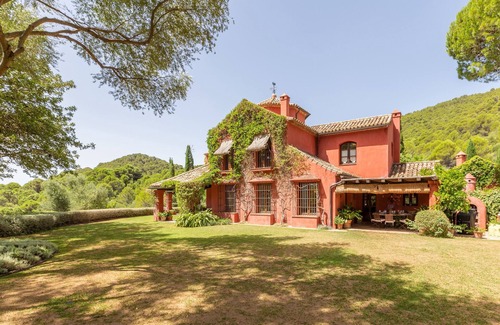 Gaucin House | Luxurious Villa ‘La Casa Roja’ with Pool, Mountain View & Wi-Fi