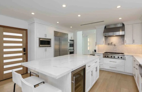 Woodland Hills House | Luxurious Villa W/Pool, Spa, outdoor kitchen!