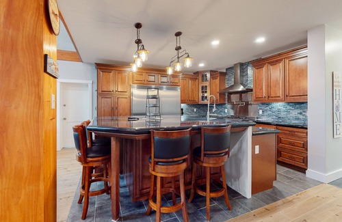 Boothbay House | Luxurious waterfront home with deck, firepit, hot tub, fireplace, & pool table