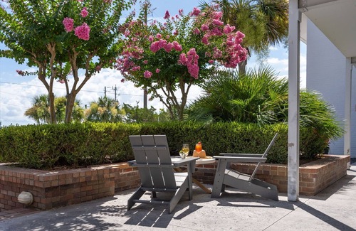 Wilmington Apartment | Luxurious -Wrightsville Beach - Pool, quiet end-unit, nearby dining and marinas!