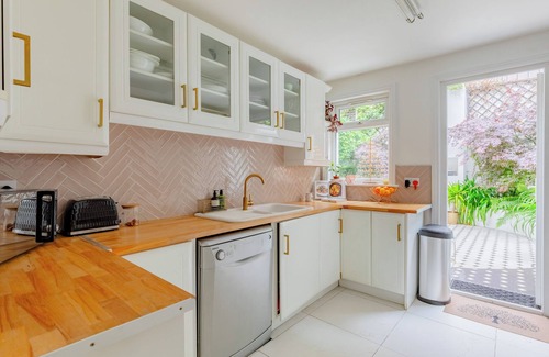 Stoke Newington Apartment | Luxuriously Curated 4BD Home, Stoke Newington