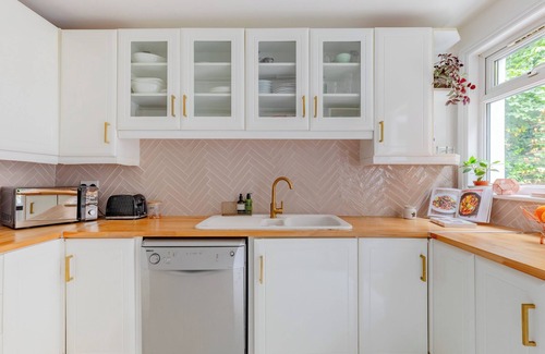 Stoke Newington Apartment | Luxuriously Curated 4BD Home, Stoke Newington