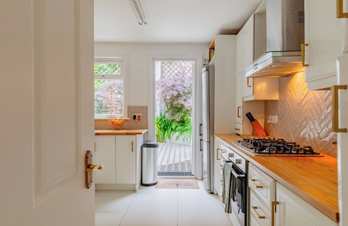 Stoke Newington Apartment | Luxuriously Curated 4BD Home, Stoke Newington