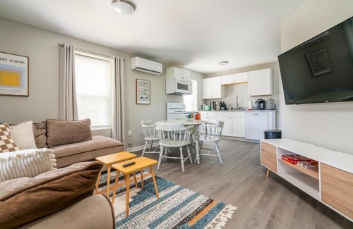 Columbia Apartment | Luxury 1 bed APT near Five Point. Pets welcome!