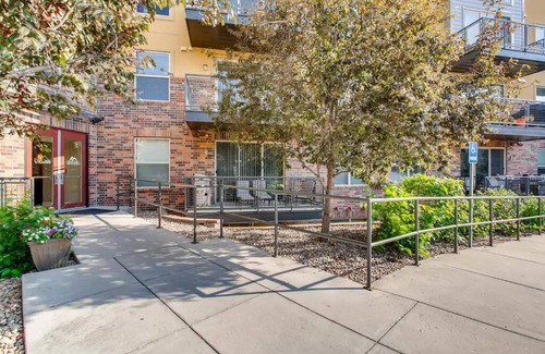 Englewood Apartment | Luxury 1 Bed Condo in DTC w/ Mountain Views & Walk 2 Lightrail!