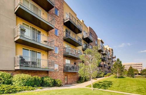 Englewood Apartment | Luxury 1 Bed Condo in DTC w/ Mountain Views & Walk 2 Lightrail!