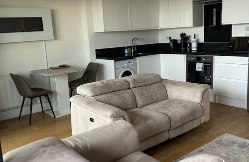 Borehamwood Apartment | Luxury 1 Bedroom Apartment with Netflix & Parking