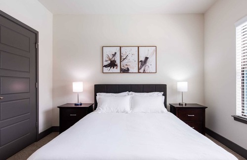Hurstbourne Apartment | Luxury 1 Bedroom Apartment by Stay Gia