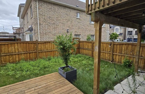 Ajax Apartment | Luxury 1 Bedroom apartment with private backyard