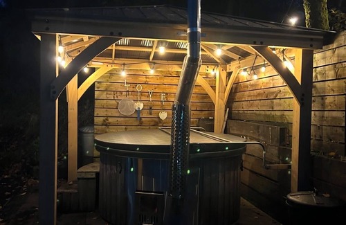 Oldham Ski Chalet | Luxury 1 Bedroom Chalet, Wood Fired Hot Tub, private parking and free WIFI.