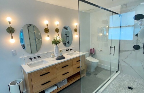 Channel District Condo | Luxury 1 Bedroom Channelside Condo Private Walk Up Garage 4 mins to Amelia Arena