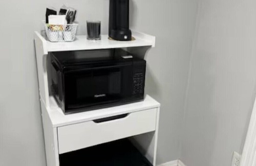 North Valley Stream House | Luxury 1 bedroom house with AC WiFi private entrance in a wonderful neighborhood