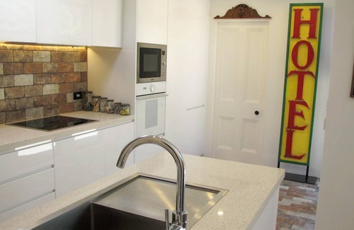 Mittagong Cottage | Luxury 1870's sandstone cottage, 2 bedrooms, 5 star kitchen & bathroom, garden