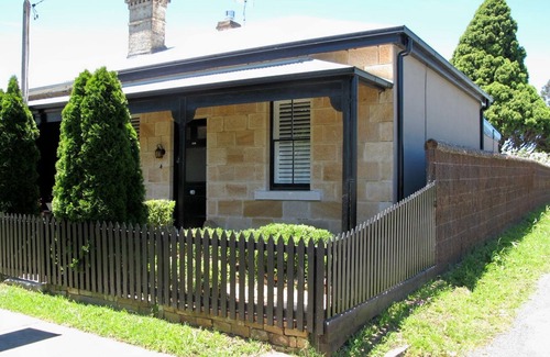 Mittagong Cottage | Luxury 1870's sandstone cottage, 2 bedrooms, 5 star kitchen & bathroom, garden