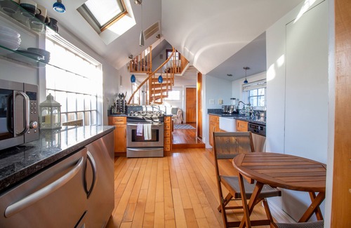 Gloucester Cottage | Luxury 1900's romantic retreat steps from the beach - King Suite!