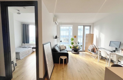 Hunters Point Apartment | Luxury 1B apartment in LIC. 15 minute to central park and midtown Manhattan!
