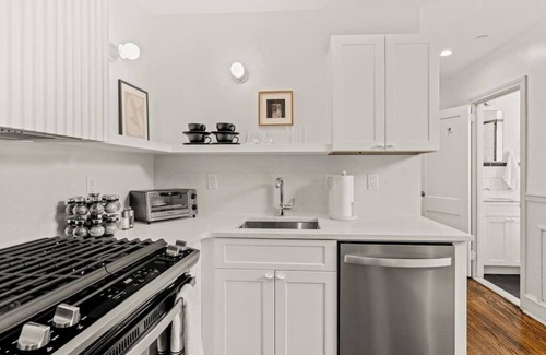 Fitler Square Apartment | Luxury 1BD Rittenhouse Sq. | Hosted By Stay Rafa