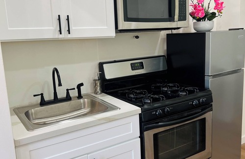 Silver Lake House | Luxury 1BD Silver Lake Retreat. Private Stay in a Prime Location & Mountain View