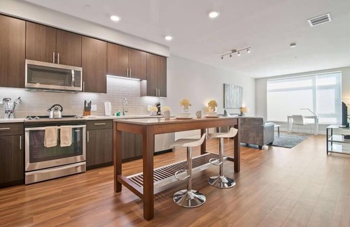 Shoreline West Apartment | Luxury 1BR | Free Parking & WiFi | Outdoor Pool & Terrace