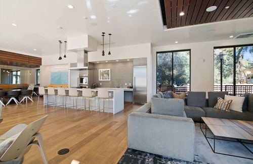 Shoreline West Apartment | Luxury 1BR | Free Parking & WiFi | Outdoor Pool & Terrace