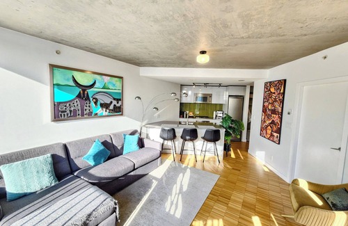 Gastown Apartment | Luxury 1BR Gastown Condo | Water Views + Contactless Check-In | Parking Nearby