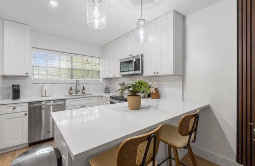 Tampa Apartment | Luxury 1BR in amazing Location FREE parking &crib