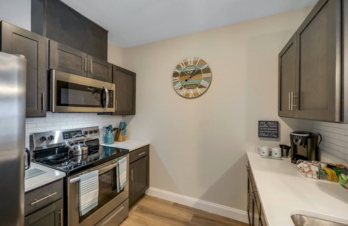 Newark Apartment | Luxury 1BR King -Easy Ride to NYC