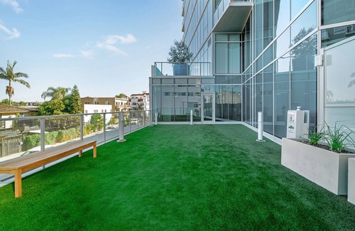 Alamitos Beach Apartment | Luxury 1BR Oceanic Getaway: Includes Parking