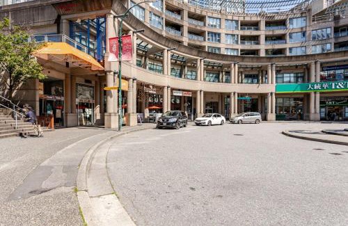 Crosstown Apartment | Luxury 2 Bed 2 Bath Condo Downtown Vancouver with Free Parking