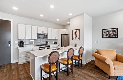 Saint Claude Condo | Luxury 2 Bed 2 Bath Condo In Bywater with Pool!