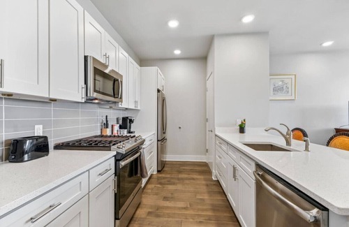 Saint Claude Condo | Luxury 2 Bed 2 Bath Condo In Bywater with Pool!