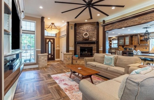 Ono Island House | Luxury 2 Bed- 80" TV- Pet Friendly- 3 mi. to Johnson Beach