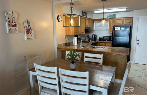 Gulf Shores Condo | Luxury 2 Bed, Beaches, Pool. Dining, and Fun