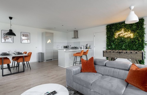 Milton Keynes Apartment | Luxury 2 bed, Central, Free Parking, Smart TV