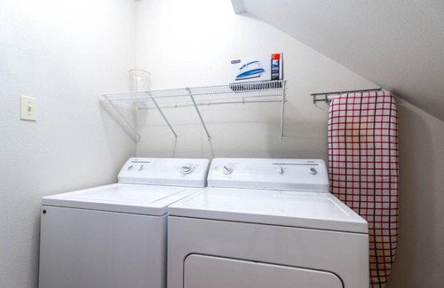 Meriwether Apartment | Luxury 2 Bed Condo full Kitchen Located Midtown