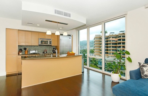 Waikiki Condo | LUXURY 2-Bed Condo, Kitchen, Wi-Fi, Parking, W/D, AC, LEGAL Monthly Rental!