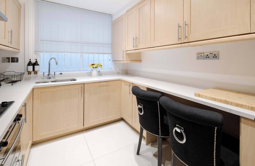 Queen's Gate Apartment | Luxury 2 Bed Flat in South Ken, at the ♥️ of Central London, w/Air Con