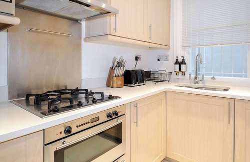 Queen's Gate Apartment | Luxury 2 Bed Flat in South Ken, at the ♥️ of Central London, w/Air Con