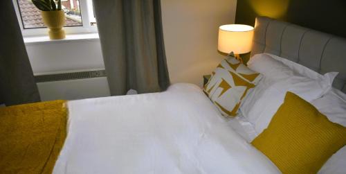 Dartford Apartment | Luxury 2 bed House with 3 beds,3 Free Parking in Dartford Close To Town Centre, Opp Bus Stop, Train Station, Bluewater Mall, 25mins to London City Airport,Close to Central London